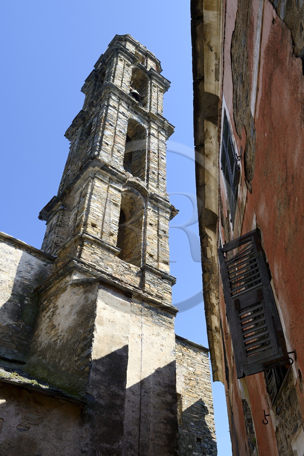 France, Haute-Corse (2B), région de la Casinca en Castagniccia, village de Penta di Casinca, l’église Saint-Michel en pierre sèche flanquée de son beau campanile ajouré