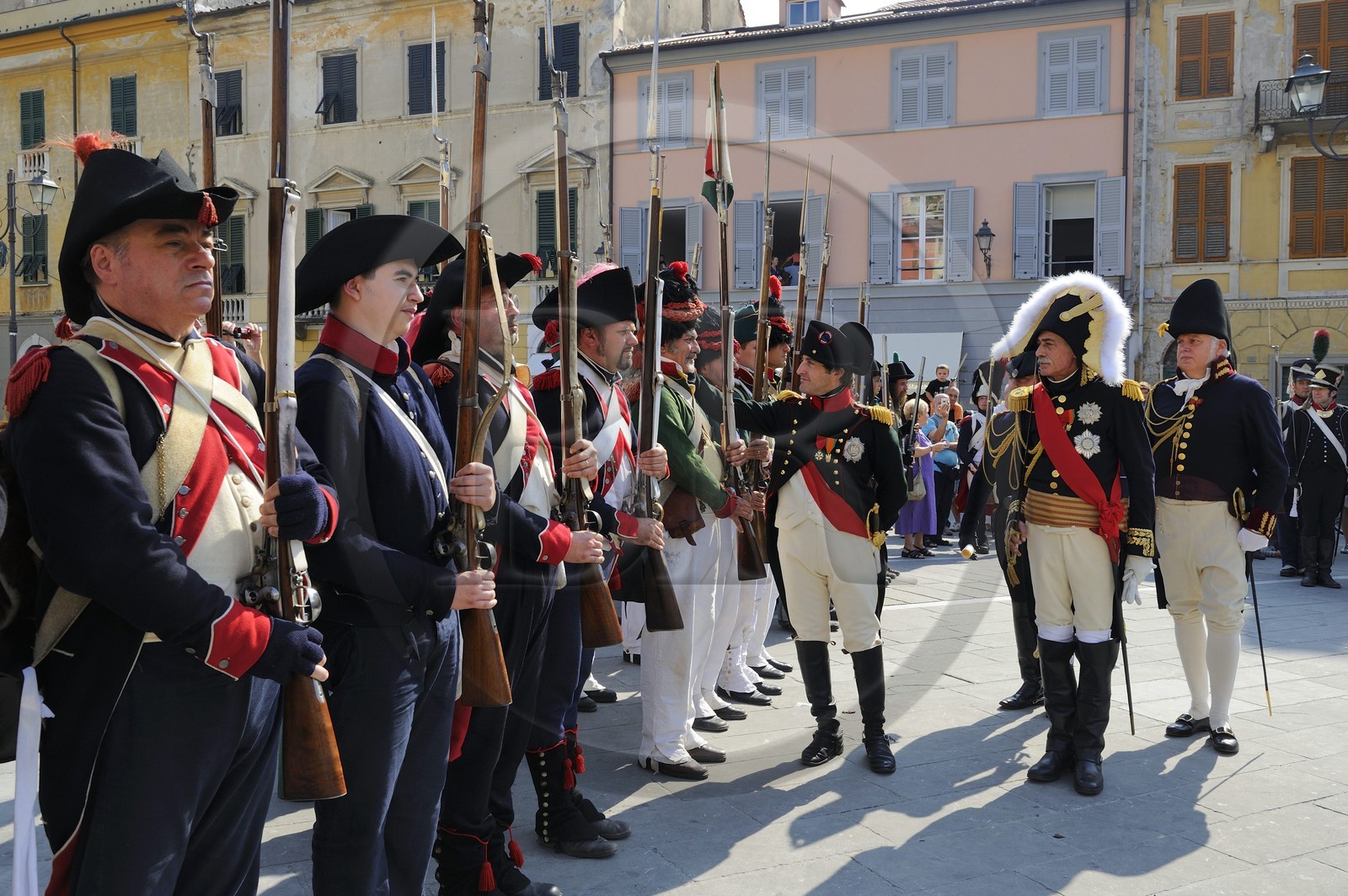 Italie, Ligurie, Sarzana, Napoleon Festival, Napoléon passe en revue les troupes en compagnie du maréchal d'Empire Massena sur la Piazza Matteotti Italie, Ligurie, Sarzana, Napoleon Festival, Napoléon passe en revue les troupes en compagnie du maréchal d'Empire Massena sur la Piazza Matteotti