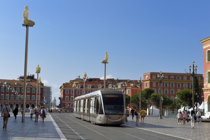 France, Alpes-Maritimes (06), Nice, quartier du Vieux Nice, place Masséna, statues de Jaume Plensa