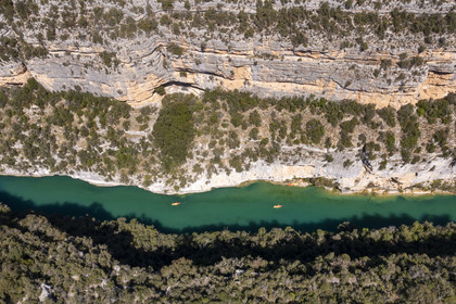 Var (83) rive gauche et Alpes-de-Haute-Provence (04) rive droite, Parc Naturel Régional du Verdon, Basses Gorges du Verdon en aval du lac de Sainte Croix, découverte en kayak des gorges de Baudinard (vue aérienne)