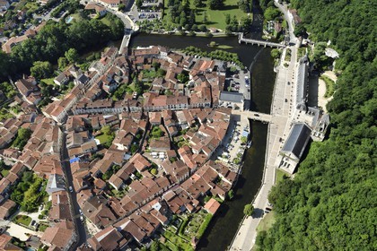 France, Dordogne (24), Brantôme, l'abbaye bénédictine Saint-Pierre en bordure de la Dronne et le village (vue aérienne)