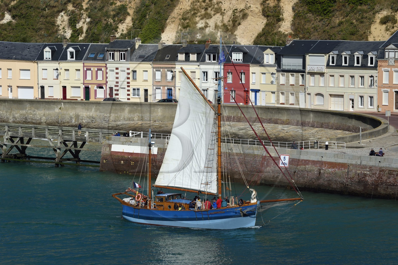 France, Seine-Maritime (76), Pays de Caux, Côte d'Albâtre, Fécamp, retour au port du vieux gréement la Tante Fine, en arrière plan le quai des pilotes