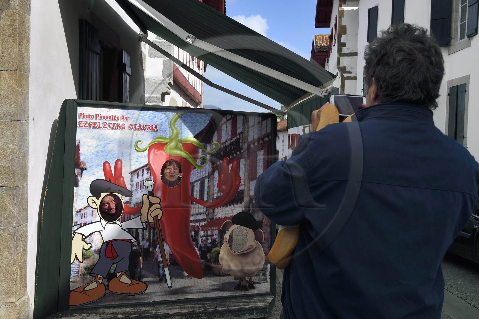 France, Pyrénées-Atlantiques (64), Pays-Basque, Espelette, panneau pour photo souvenir