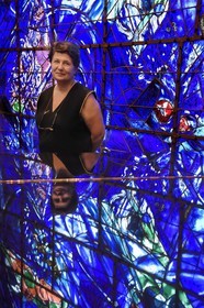 France, Alpes-Maritimes (06), Nice, musée national Marc Chagall de l'architecte André Hermant et créé à l'initiative d'André Malraux, Anne Dopffer, directrice des musées nationaux des Alpes-Maritimes et le vitrail illustrant la Création du Monde dans l'auditorium