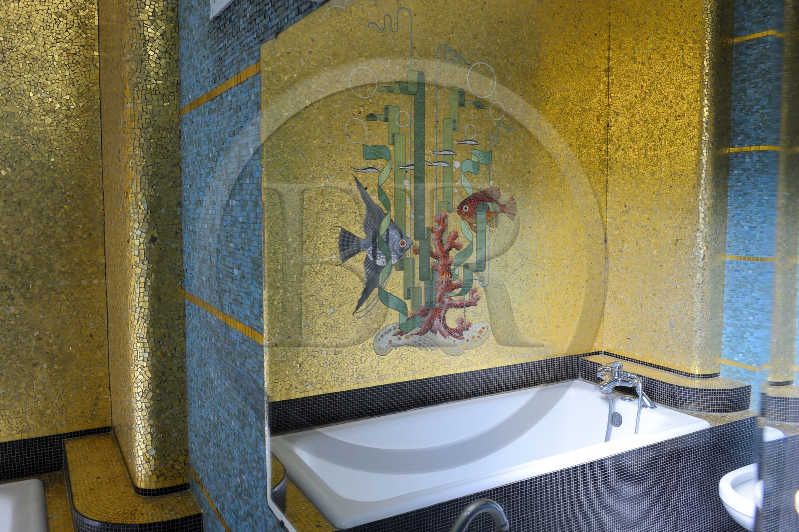 France, Ille-et-Vilaine (35), Rennes, la Maison Odorico rue Joseph Sauveur, mosaiques de Isidore Odorico dans la salle de bain