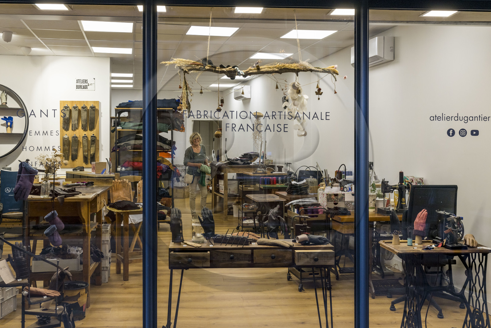 France, Aveyron (12), Millau, boutique et atelier de L'Atelier du Gantier, fabricant de gants en cuir France, Aveyron (12), Millau, boutique et atelier de L'Atelier du Gantier, fabricant de gants en cuir