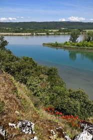 France, Bouches-du-Rhône (13), Saint-Paul-lez-Durance, la confluence du Verdon (eaux bleues) et de la Durance (eaux brunes) sur les terres du Chateau de Cadarache France, Bouches-du-Rhone, Saint-Paul-lez-Durance, the confluence of the Verdon (blue waters) and the Durance (brown waters) at the Chateau de Cadarache