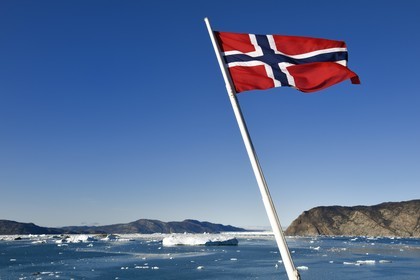 Groenland, cote ouest, baie de Disko, baie de Quervain, drapeau norvégien du bateau de croisière MS Fram de la compagnie Hurtigruten