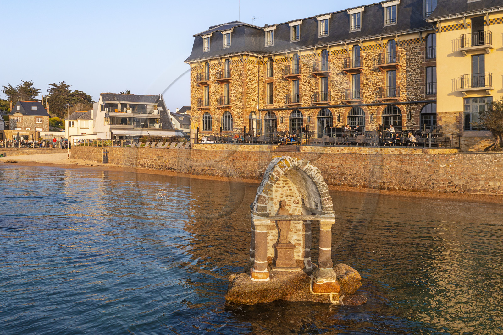 France, Côtes-d'Armor (22), Côte de Granit Rose, Perros-Guirec, Ploumanac'h, oratoire de Saint-Guirec sur la plage Saint-Guirec à marée haute (vue aérienne)