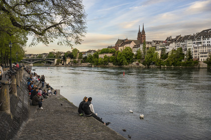 Suisse, Bâle, les quais du quartier du Petit Bâle sur la rive droite du Rhin s'animent à la tombée du soir, la cathédrale protestante Notre-Dame de Bâle (Munster) en arrière plan