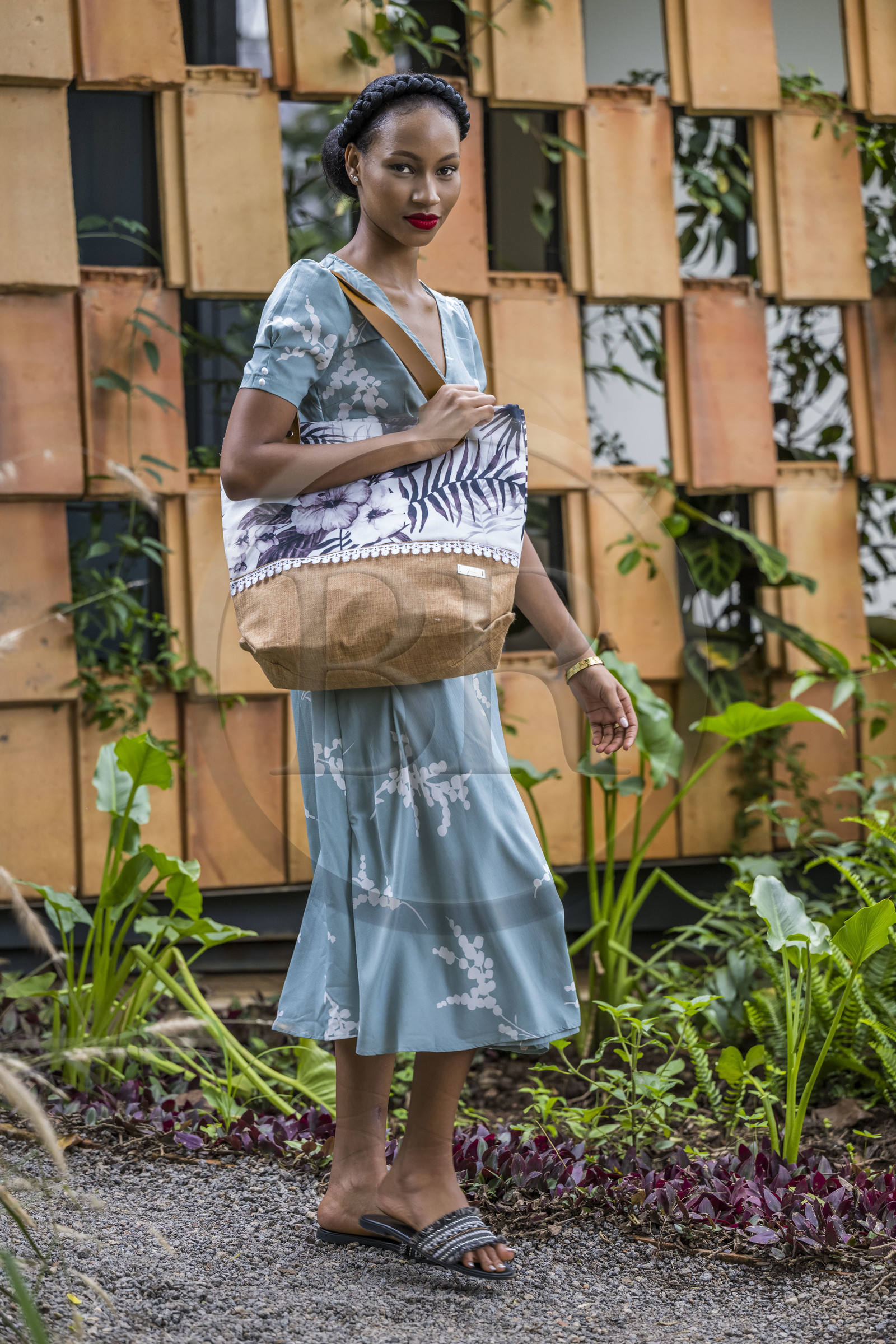 Rwanda, Kigali, Norrsken House Kigali, la mannequin Winnie Shema Tumusiime met en valeur la collection de sac de la marque Flove made in Rwanda