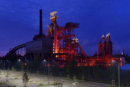 France, Moselle (57), Vallée de la Fensch, usine sidérurgique d'Uckange, Parc du Haut-fourneau U4, mise en lumière Tous Les Soleils par l'artiste plasticien (C) Claude Lévêque