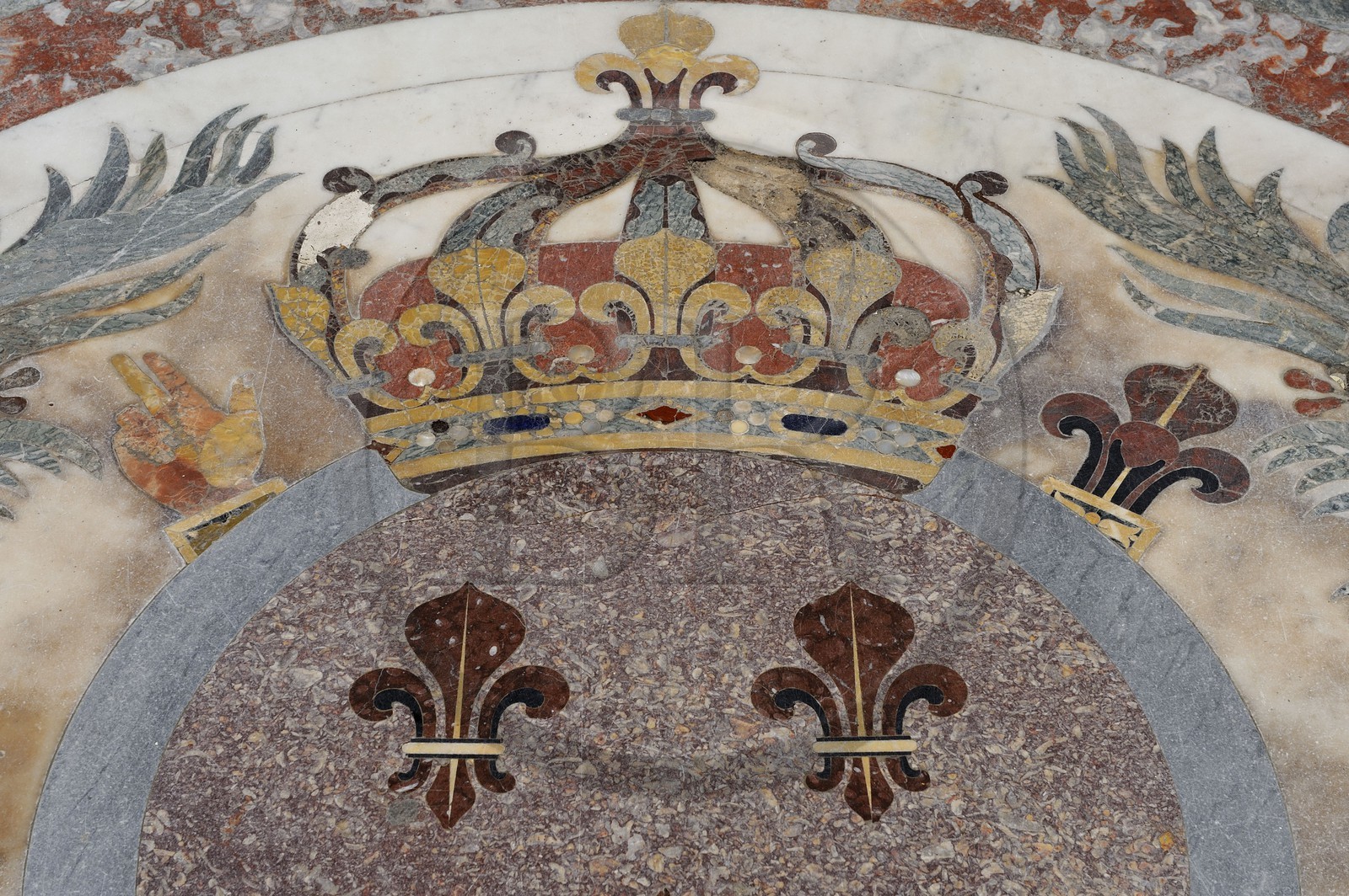 France, Yvelines (78), château de Versailles, classé Patrimoine Mondial de l'UNESCO, la Chapelle Royale, détail du sol en marbre, couronne et fleur de lys