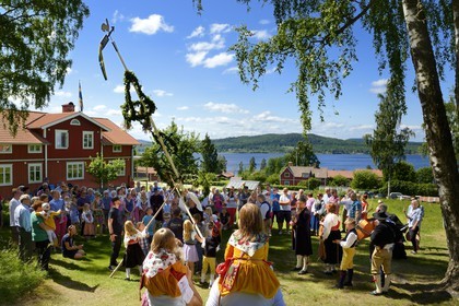 Suède, comté de Dalécarlie, région de Leksand, célébrations du solstice d'été dans le petit hameau de Sunnanäng sur la rive du lac Siljan, levée du mât de l'arbre de mai