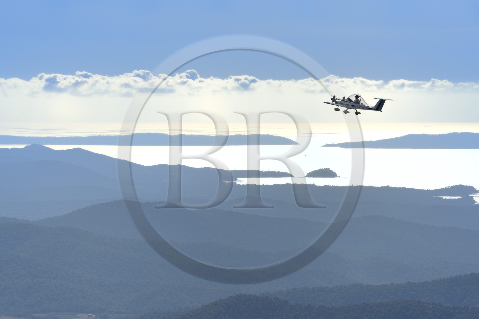 France, Var (83), Massif des Maures, Colomban MC-10 (aussi appelé Cricri) est un avion bimoteur ultra-léger conçu par Michel Colomban (vue aérienne)