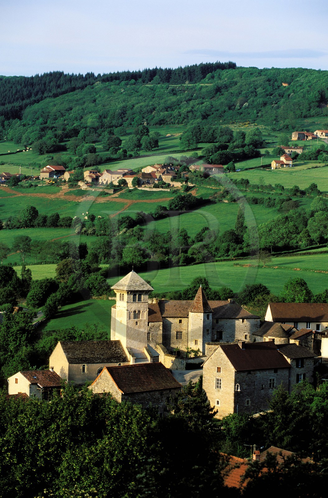 France, Saône-et-Loire (71), village de Blanot, l' Ancien prieuré attenant à l' église au clocher à toiture débordante