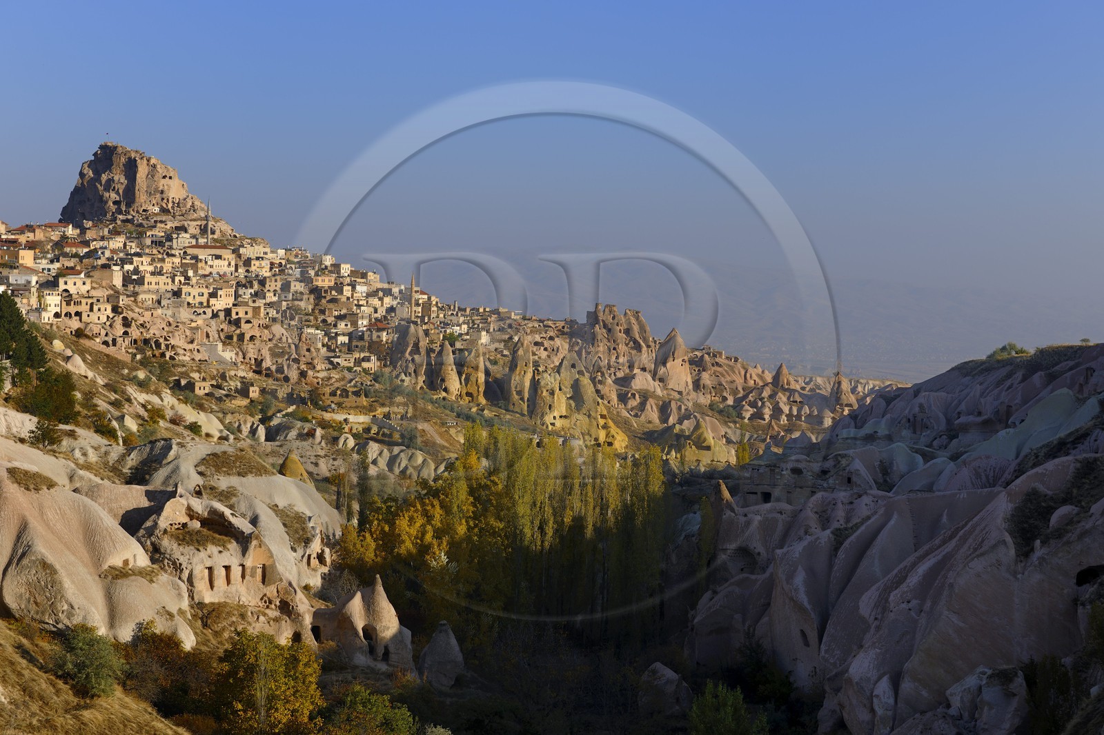 Turquie, Anatolie Centrale, province de Nevsehir, Cappadoce classée Patrimoine Mondial de l'UNESCO, le village troglodytique d'Uçhisar et la vallée des Pigeonniers