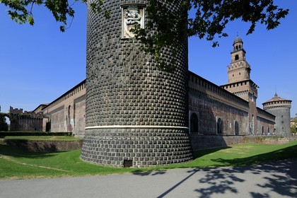 Italie, Lombardie, Milan, le Castello Sforzesco (château des Sforza), construit au XVe siècle par le duc de Milan Francesco Sforza, une des deux tours rondes qui abritaient des citernes d'eau et la Torre del Filarete de l'architecte Antonio di Pietro Averlino (ou Averulino) dit le Filarète