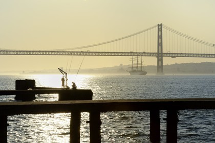 Portugal, région de Lisbonne, quai de la commune d'Almada sur la rive sud du Tage, le pont du 25 de Abril en arrière plan