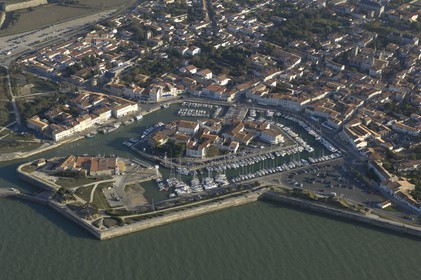 France, Charente-Maritime (17), ile de Ré, ville de Saint-Martin-de-Ré avec fortifications de Vauban (XVII ème siècle), le port (vue aérienne)