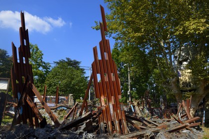 France, Rhône (69), Saint-Romain-au-Mont-d'Or, la Demeure du Chaos, l'œuvre d'art est basé sur la transformation sans fin de la maison du XVIIème siècle de l'artiste plasticien Thierry Ehrmann en une réplique de zone de guerre à l'image du monde présent, oeuvre appelée Ground Zero