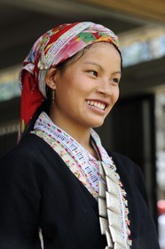 Vietnam, province de Lao Cai, région Nord-Ouest de Sapa, le marché multi-éthnique de Muong Hum, femme de la minorité des Dzao rouge