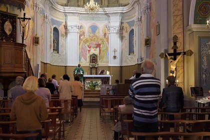 France, Corse-du-Sud (2A), Cargèse, l'église de l'Assomption dite latine édifiée au XIXe siècle, la messe dominicale