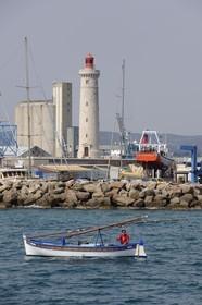 France, Hérault (34), Sète, Môle Saint Louis, phare près du port de carénage et le port industriel et commercial