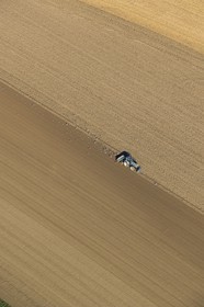 France, Seine-Maritime (76), travaux agricoles, goélands se nourissent dans la terre retournée par le tracteur (vue aérienne)