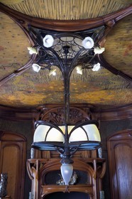 France, Meurthe-et-Moselle (54), Nancy, musée de l'Ecole de Nancy, salle à manger Masson de style Art Nouveau (1903-1906), mobilier et menuiseries par Eugène Vallin, panneaux de cuir et plafond de Victor Prouvé, le lustre