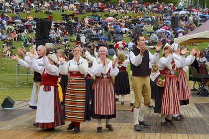Suède, comté de Dalécarlie, Leksand, les très populaires célébrations du solstice d'été pour la Saint-Jean, danses folkloriques en costumes traditionnels