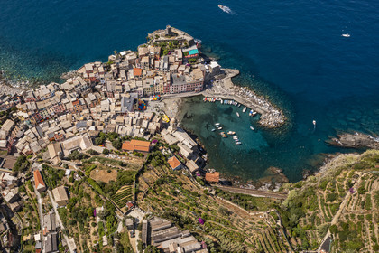 Italie, Ligurie, Cinque Terre, parc national des Cinque Terre classé Patrimoine Mondial de l'UNESCO, village de Vernazza et son port (vue aérienne)