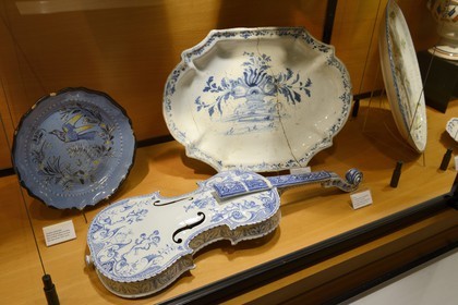 France, Finistère (29), Quimper, musée de la faïence, violon