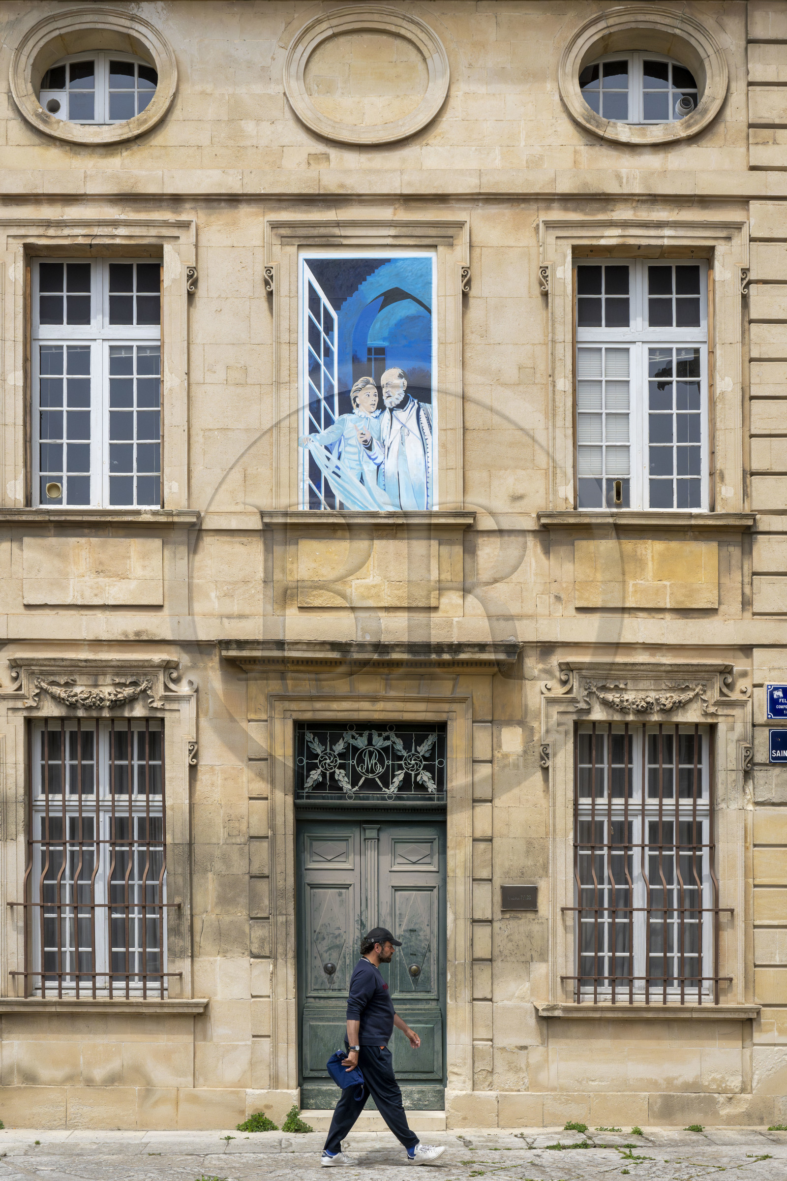 France, Vaucluse (84), Avignon, une des peintures murales en trompe-l'oeil de Fenêtres du Festival réalisée par Dominique Durand et Marion Pochy, La Tempête de William Shakespeare (1986) en face de l'église Saint Agricol