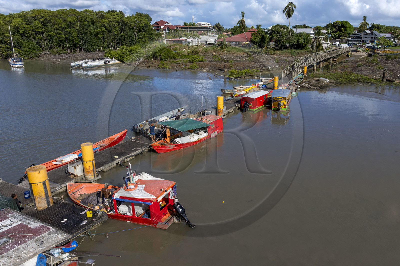 France, Guyane, Kourou, le ponton des pêcheurs sur l'estuaire du fleuve Kourou à proximité de la gare maritime des Balourous (vue aérienne)
