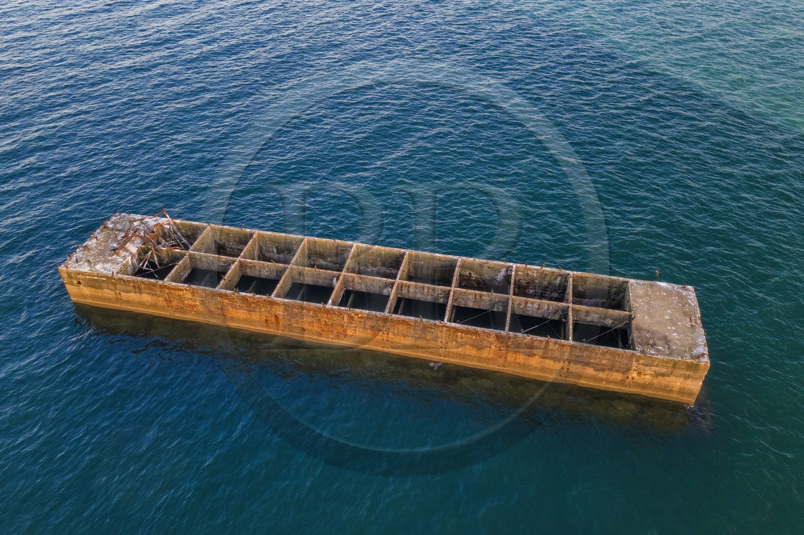 France, Calvados (14), Arromanches-les-Bains, falaises du cap Manvieux, vestiges du Mulberry B ou port Winston, caissons Phoenix (vue aérienne)