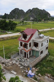 Vietnam, Ninh Binh, la ville est en constante extension sur les anciennes rizières