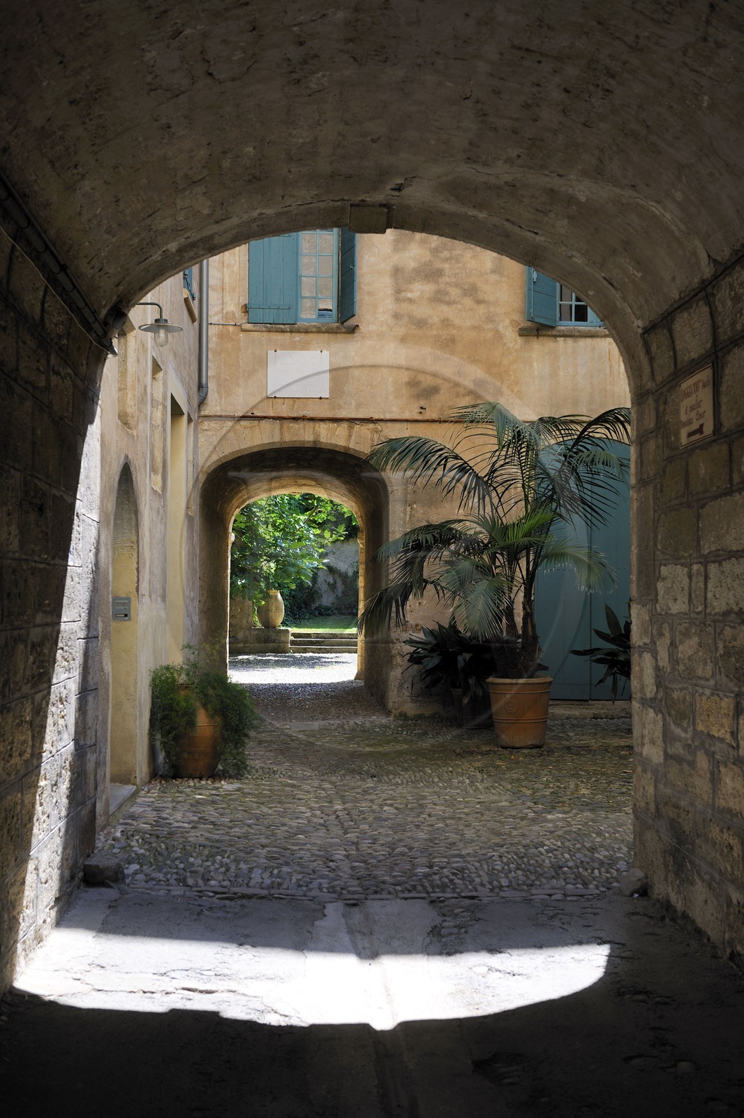 France, Hérault (34), Pézenas, Hôtel d'Alfonse du 17éme siècle rue Conti où Molière et sa troupe donnèrent «le Médecin Volant», la première cour