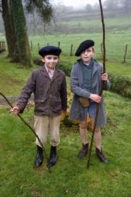 France, Eure (27), Sainte-Colombe-prés-Vernon, Allied Reconstitution Group (association de reconstitution historique de la 2éme Guerre Mondiale US et Maquis), enfants habillés comme dans les années 1940