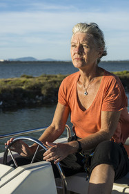 France, Hérault (34), Vic-La-Gardiole, la journaliste Pascale Desclos à la barre du bateau de plaisance Le Boat sur le canal du Rhône à Sète