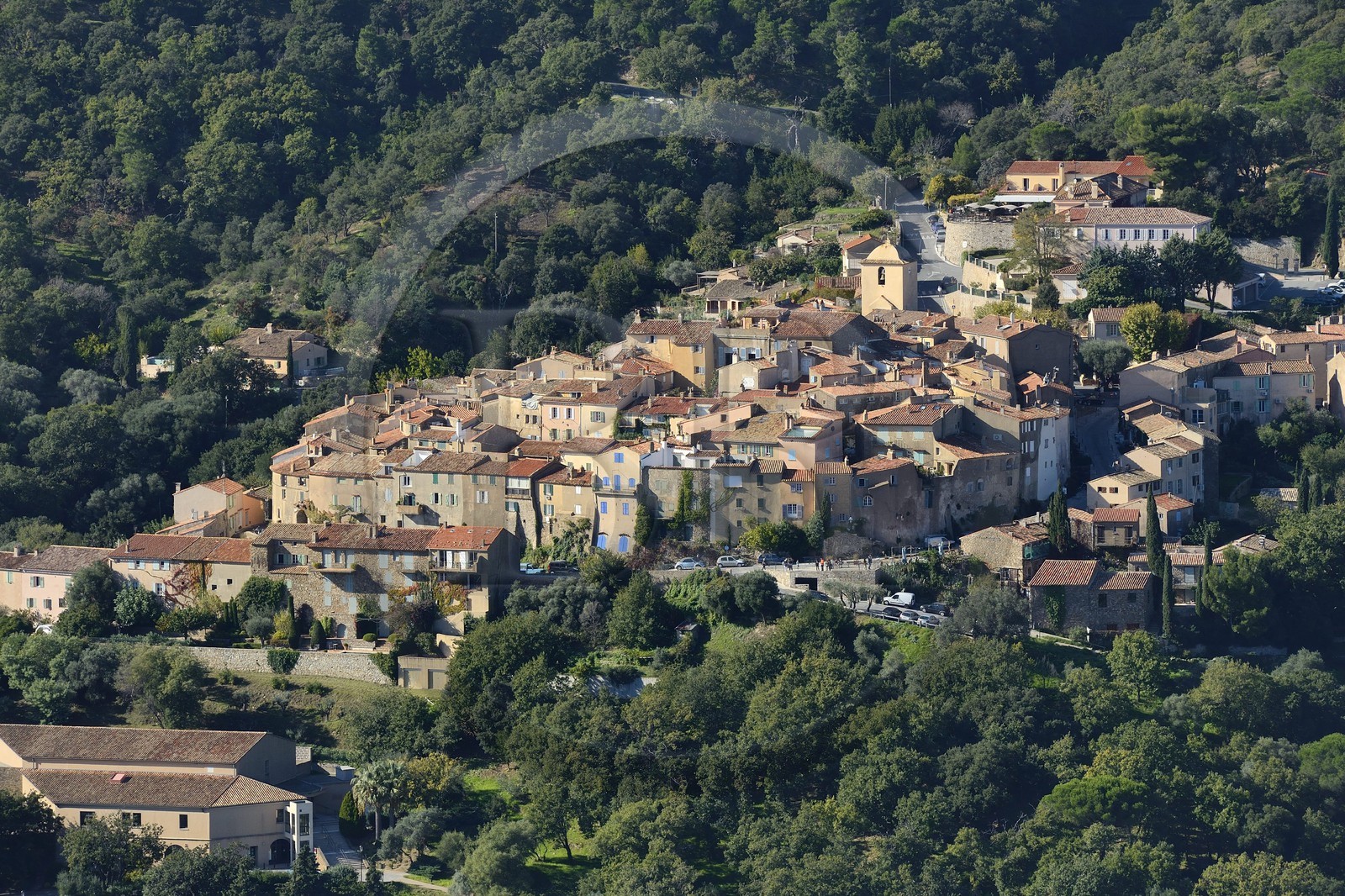 France, Var (83), Presqu'Ile de Saint-Tropez, le village perché de Ramatuelle (vue aérienne)