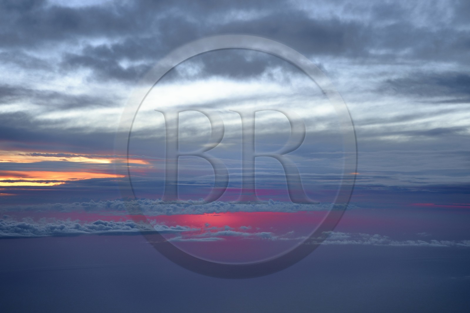 Portugal, Ile de Madère, ciel nuageux au coucher de soleil (vue aérienne)