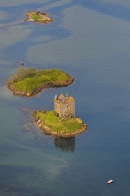 Royaume-Uni, Ecosse, Highland, Port Appin, le château de Stalker est une maison tour à quatre étages se trouvant sur îlot du Loch Laich dans un bras de mer du Loch Linnhe (vue aérienne)