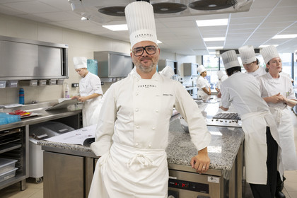 France, Côte-d'Or (21), Dijon, zone classée Patrimoine Mondial de l'UNESCO, Cité Internationale de la Gastronomie et du Vin par l'architecte Anthony Béchu, cours de patisserie dans le canon de lumière qui abrite l'école Ferrandi, le chef patissier et responsable des programmes Steevy Antoine