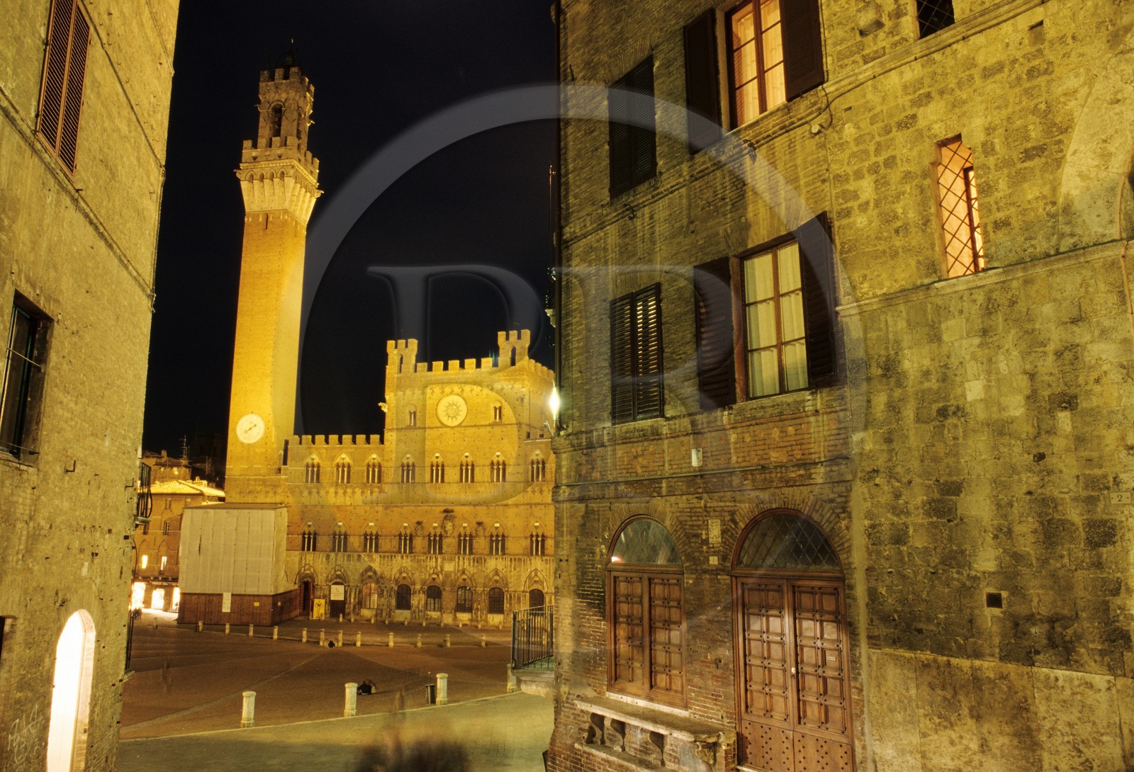 Italie, Toscane, Sienne, la tour de Mangia et le Palazzo Pubblico sur la Piazza del Campo Italie, Toscane, Sienne, la tour de Mangia et le Palazzo Pubblico sur la Piazza del Campo