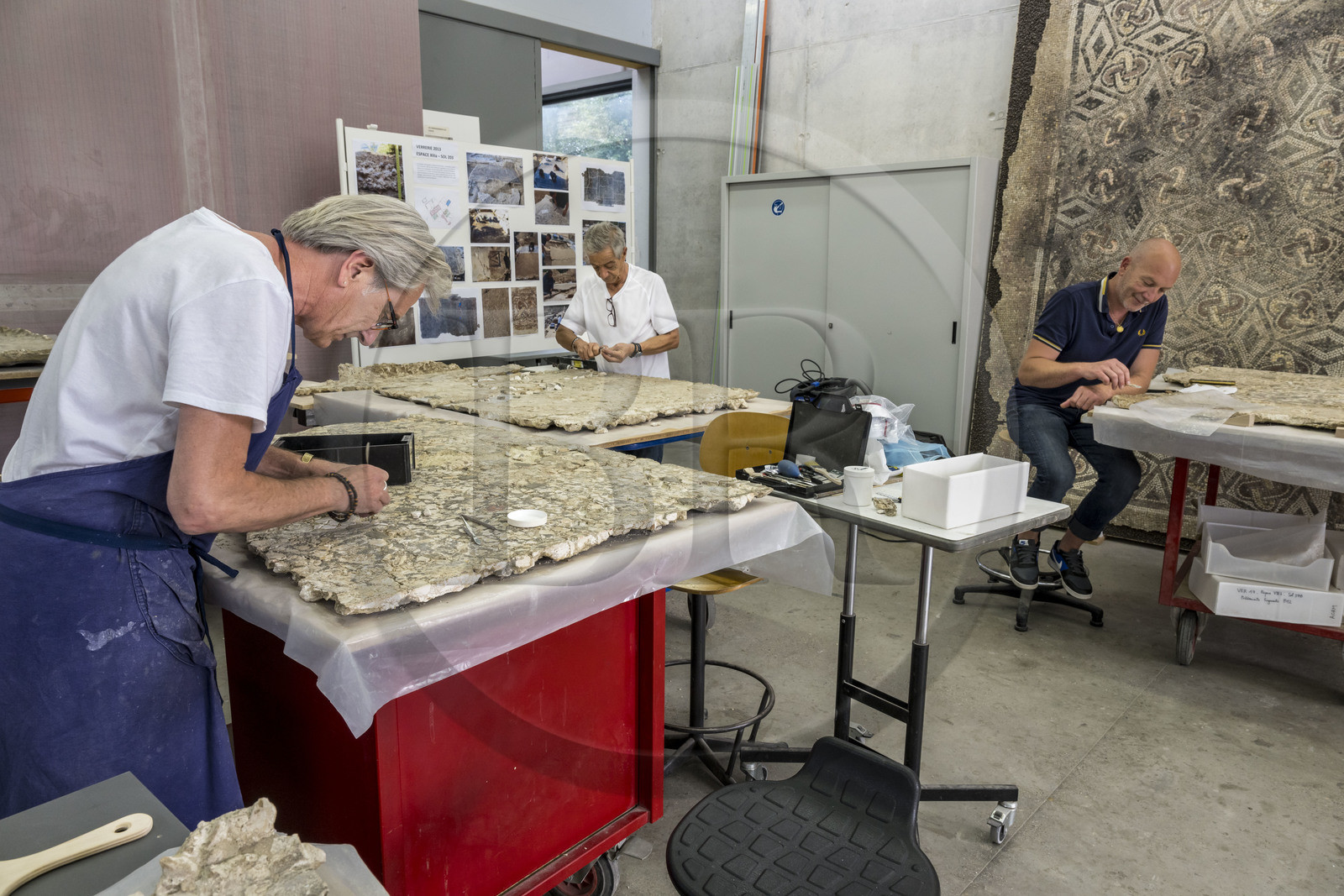 France, Bouches-du-Rhône (13), Arles, musée départemental Arles antique, atelier de conservation et de restauration, restauration du tullo, mortier antique découvert dans la maison de la harpiste (entre 70 et 50 av. J.-C.)