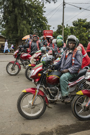 Rwanda, Province du Nord, Musanze (anciennement nommée Ruhengeri), moto taxi attendant le client