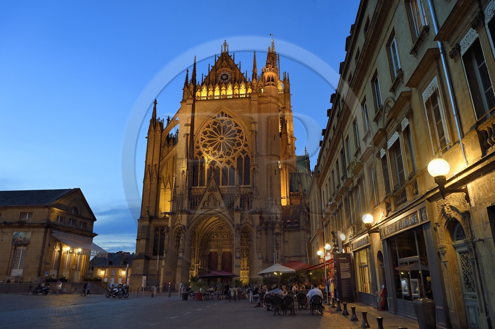 France, Moselle (57), Metz, la cathédrale Saint-Etienne en pierre de Jaumont, la facade occidentale au-dessus du portail principal dit portail de la Vierge et terrasse de Café place Jean Paul 2