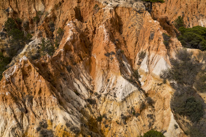 Portugal, Algarve, Olhos de Agua, les falaises rouges de Praia da Falésia (vue aérienne)