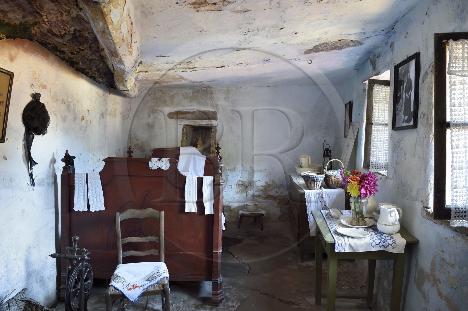 France, Bas-Rhin (67), Parc Naturel régional des Vosges du Nord, Eschbourg, Maisons des Rochers de Graufthal, habitations semi-troglodytiques du XVIIIe siècle et habitées jusqu'en 1958, chambre à coucher